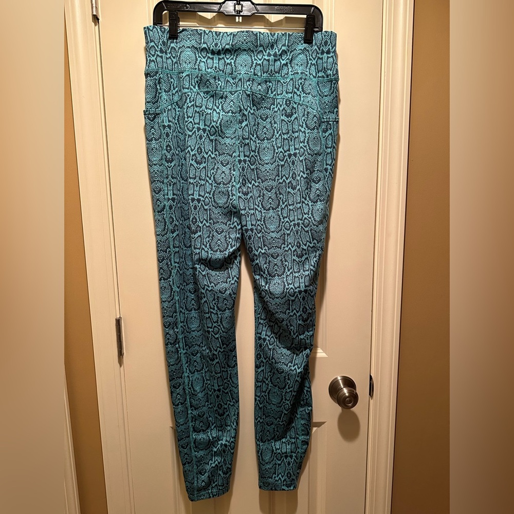 3X POP Fit Women's Green Grey Snakeskin Print Athletic Leggings with Pockets - Picture 2 of 12